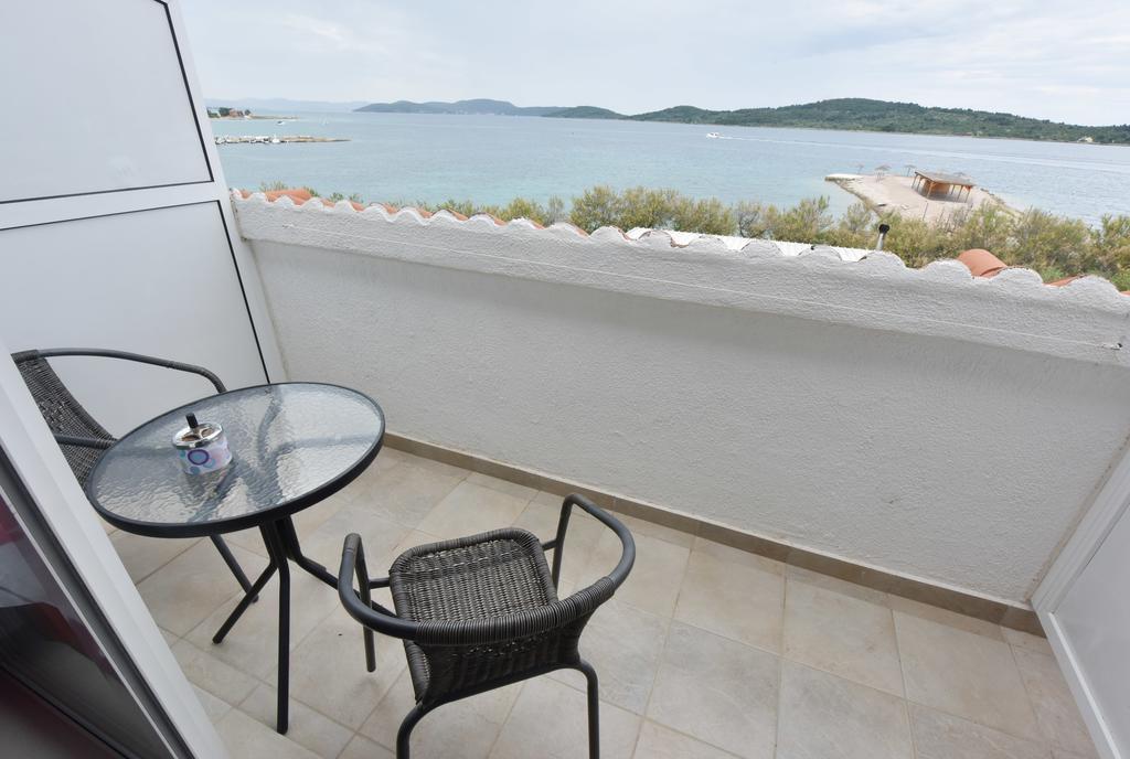 Bed and Breakfast Pansion Karoca Vodice Exterior foto
